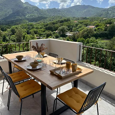 Bergerie Avec Vue Montagne